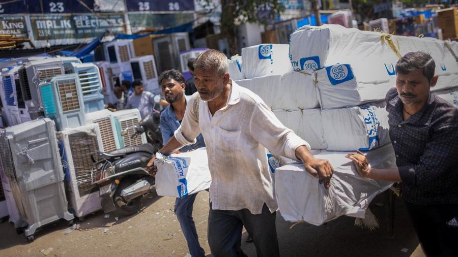Suasana saat gelombang panas melanda New Delhi, India, Rabu (29/4/2026). (REUTERS/Adnan Abidi)