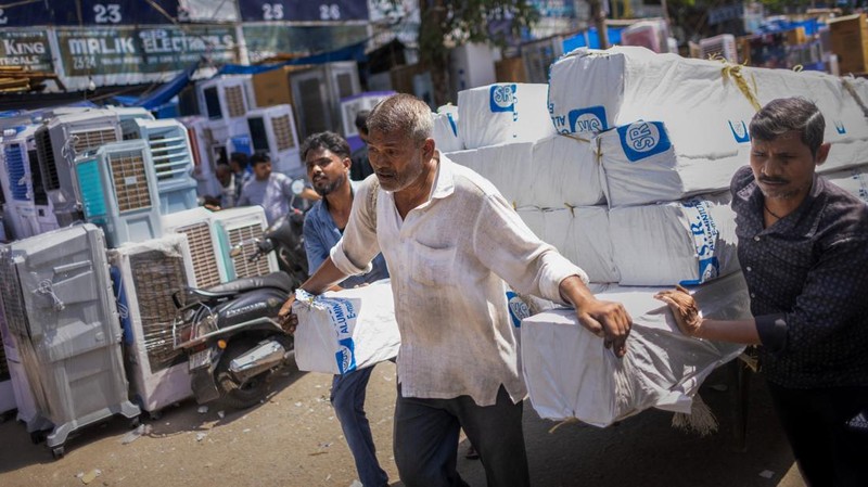 Suasana saat gelombang panas melanda New Delhi, India, Rabu (29/4/2026). (REUTERS/Adnan Abidi)