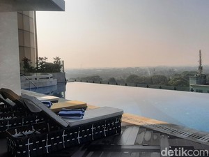 Staycation Mewah di Ibu Kota, Ada Infinity Pool Berpasir Putih