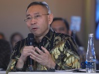 Wakil Ketua Umum I Asosiasi Jasa Pertambangan Indonesia, Ahmad Kharis menyampaikan pemaparan dalam acara EV Transition in Mining Industry Outlook 2026 di Jakarta, Rabu (29/4/2026). (CNBC Indonesia/Tri Susilo)
