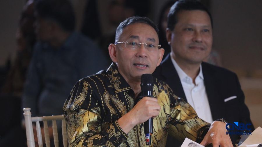 Wakil Ketua Umum I Asosiasi Jasa Pertambangan Indonesia, Ahmad Kharis menyampaikan pemaparan dalam acara EV Transition in Mining Industry Outlook 2026 di Jakarta, Rabu (29/4/2026). (CNBC Indonesia/Tri Susilo)