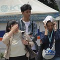 Warga berjalan dengan menutup kepala untuk berlindung dari terik matahari di Sudirman, Jakarta, Rabu (29/4/2026). (CNBC Indonesia/Muhammad Sabki)