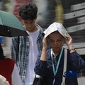 Warga berjalan dengan menutup kepala untuk berlindung dari terik matahari di Sudirman, Jakarta, Rabu (29/4/2026). (CNBC Indonesia/Muhammad Sabki)