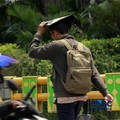 Warga berjalan dengan menutup kepala untuk berlindung dari terik matahari di Sudirman, Jakarta, Rabu (29/4/2026). (CNBC Indonesia/Muhammad Sabki)