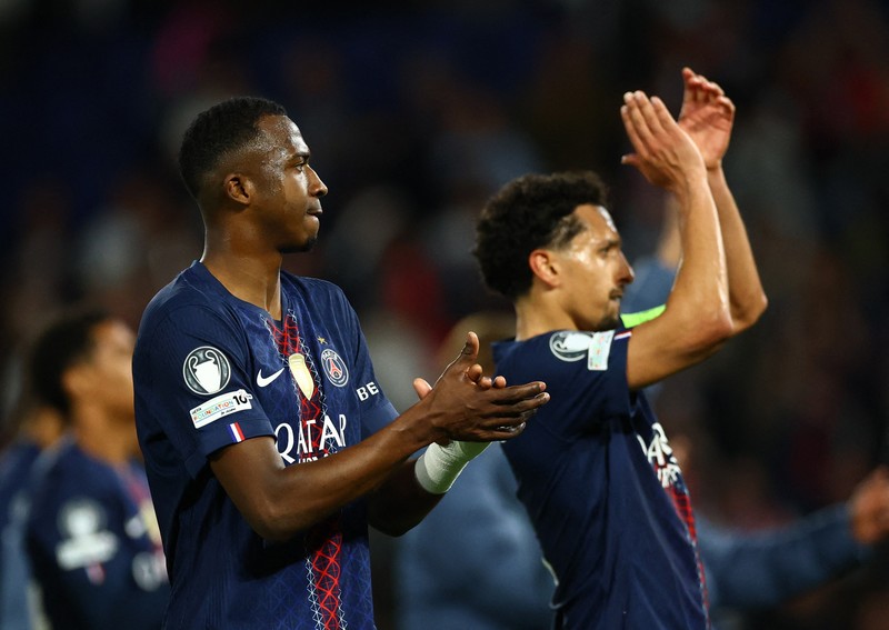 Willian Pacho dan Marquinhos bertepuk tangan kepada para penggemar usai laga Paris Saint-Germain melawan Bayern Munich pada leg pertama semifinal Liga Champions UEFA di Parc des Princes, Selasa (28/4/2026). (REUTERS/Sarah Meyssonnier)