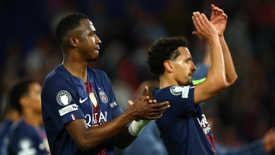 Willian Pacho dan Marquinhos bertepuk tangan kepada para penggemar usai laga Paris Saint-Germain melawan Bayern Munich pada leg pertama semifinal Liga Champions UEFA di Parc des Princes, Selasa (28/4/2026). (REUTERS/Sarah Meyssonnier)