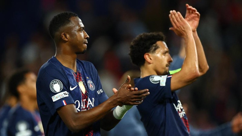 Willian Pacho dan Marquinhos bertepuk tangan kepada para penggemar usai laga Paris Saint-Germain melawan Bayern Munich pada leg pertama semifinal Liga Champions UEFA di Parc des Princes, Selasa (28/4/2026). (REUTERS/Sarah Meyssonnier)