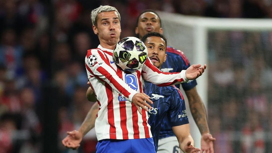 Antoine Griezmann dari Atletico Madrid beraksi menghadapi William Saliba dari Arsenal pada leg pertama semifinal Liga Champions UEFA di Riyadh Air Metropolitano, Rabu (29/4/2026).