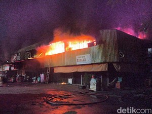 Kebakaran Pasar Kanjengan Semarang Meluas ke Bangunan Pertokoan