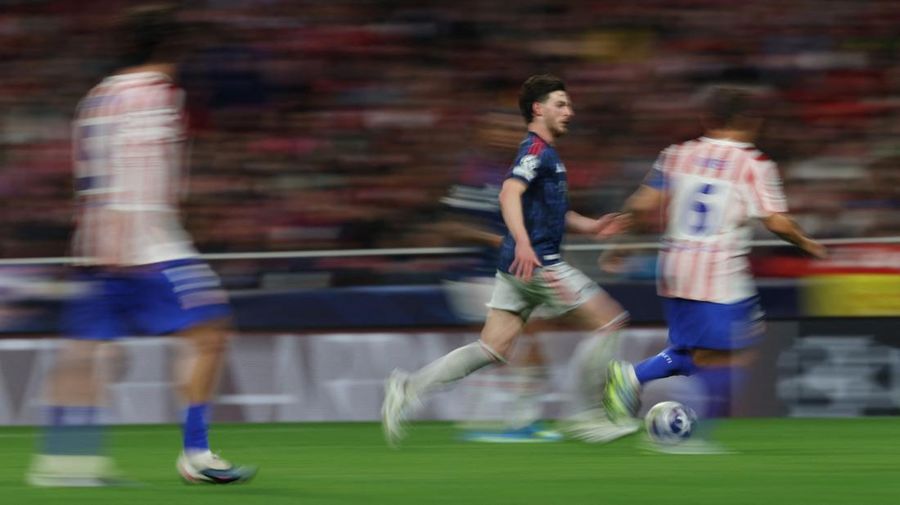 Declan Rice dari Arsenal beraksi menghadapi Koke dari Atletico Madrid pada leg pertama semifinal Liga Champions UEFA di Riyadh Air Metropolitano, Rabu (29/4/2026).