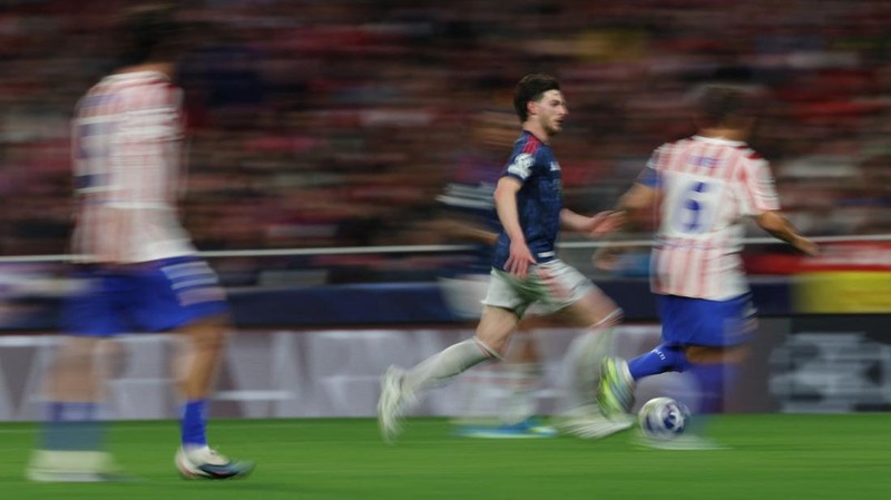 Declan Rice dari Arsenal beraksi menghadapi Koke dari Atletico Madrid pada leg pertama semifinal Liga Champions UEFA di Riyadh Air Metropolitano, Rabu (29/4/2026).