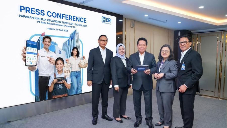 Direktur Utama BRI Hery Gunardi (tengah) berfoto bersama jajaran direksi usai menyampaikan paparan kinerja keuangan kuartal I-2026. (Dok. BRI)