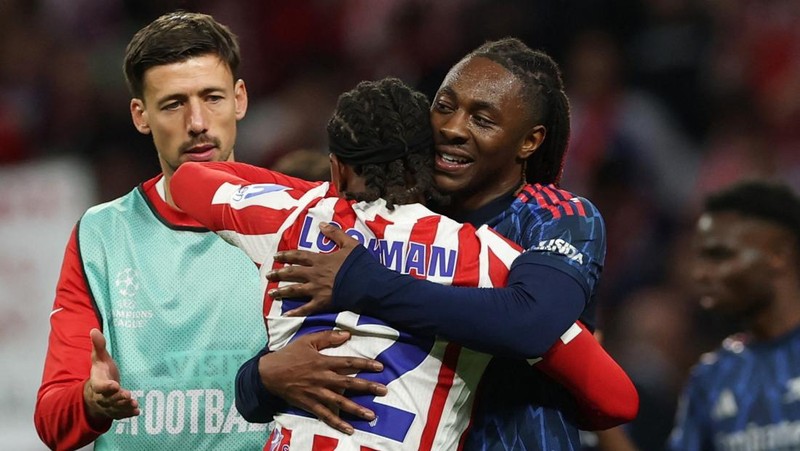 Eberechi Eze dari Arsenal memeluk Ademola Lookman dari Atletico Madrid usai pertandingan pada leg pertama semifinal Liga Champions UEFA di Riyadh Air Metropolitano, Rabu (29/4/2026). (REUTERS/Isabel Infantes)