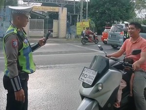 ETLE Handheld Mulai Berlaku di Lamongan, Puluhan Pelanggar Ditindak