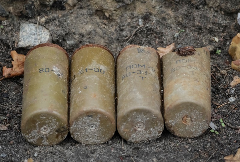 HALO Trust (Hazardous Area Life-support Organization), sebuah organisasi non-pemerintah kemanusiaan yang terutama bekerja untuk membersihkan ranjau darat dan alat peledak lainnya di desa Myrotske, wilayah Kyiv, Ukraina. (REUTERS/Gleb Garanich)