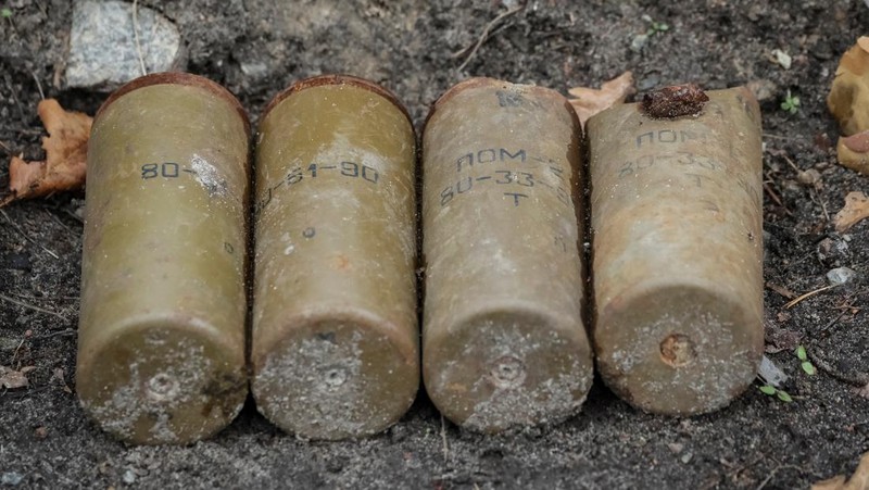 HALO Trust (Hazardous Area Life-support Organization), sebuah organisasi non-pemerintah kemanusiaan yang terutama bekerja untuk membersihkan ranjau darat dan alat peledak lainnya di desa Myrotske, wilayah Kyiv, Ukraina. (REUTERS/Gleb Garanich)