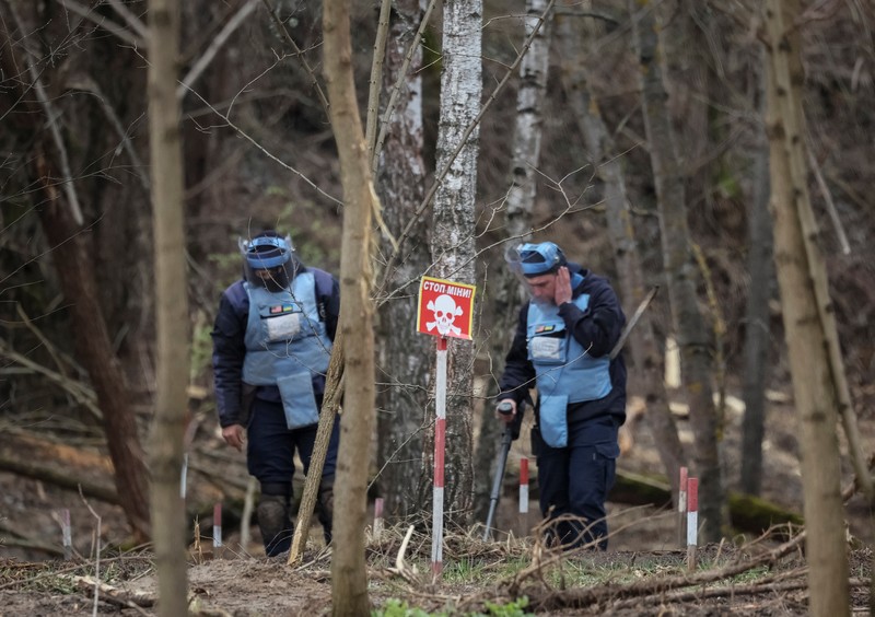 HALO Trust (Hazardous Area Life-support Organization), sebuah organisasi non-pemerintah kemanusiaan yang terutama bekerja untuk membersihkan ranjau darat dan alat peledak lainnya di desa Myrotske, wilayah Kyiv, Ukraina. (REUTERS/Gleb Garanich)
