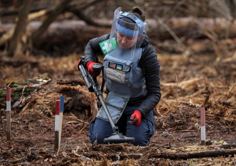 HALO Trust (Hazardous Area Life-support Organization), sebuah organisasi non-pemerintah kemanusiaan yang terutama bekerja untuk membersihkan ranjau darat dan alat peledak lainnya di desa Myrotske, wilayah Kyiv, Ukraina. (REUTERS/Gleb Garanich)