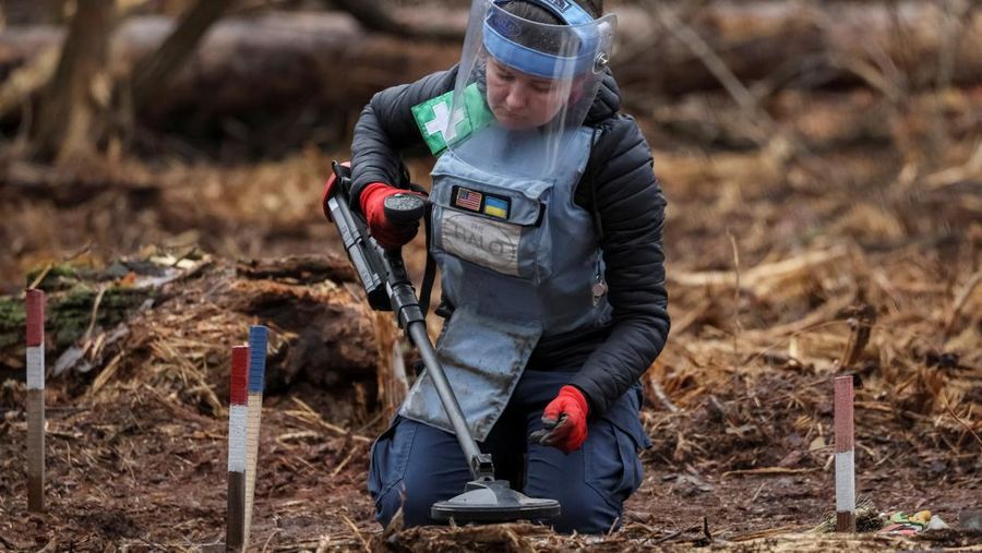 HALO Trust (Hazardous Area Life-support Organization), sebuah organisasi non-pemerintah kemanusiaan yang terutama bekerja untuk membersihkan ranjau darat dan alat peledak lainnya di desa Myrotske, wilayah Kyiv, Ukraina. (REUTERS/Gleb Garanich)