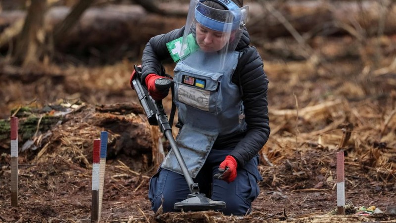 HALO Trust (Hazardous Area Life-support Organization), sebuah organisasi non-pemerintah kemanusiaan yang terutama bekerja untuk membersihkan ranjau darat dan alat peledak lainnya di desa Myrotske, wilayah Kyiv, Ukraina. (REUTERS/Gleb Garanich)