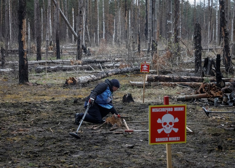 HALO Trust (Hazardous Area Life-support Organization), sebuah organisasi non-pemerintah kemanusiaan yang terutama bekerja untuk membersihkan ranjau darat dan alat peledak lainnya di desa Myrotske, wilayah Kyiv, Ukraina. (REUTERS/Gleb Garanich)