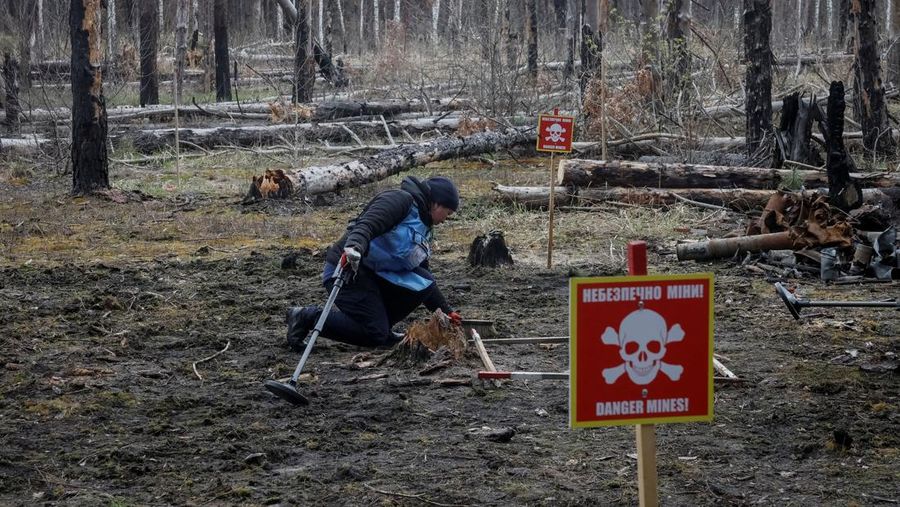 HALO Trust (Hazardous Area Life-support Organization), sebuah organisasi non-pemerintah kemanusiaan yang terutama bekerja untuk membersihkan ranjau darat dan alat peledak lainnya di desa Myrotske, wilayah Kyiv, Ukraina. (REUTERS/Gleb Garanich)