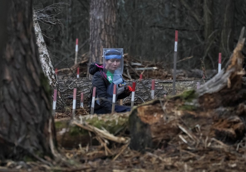 HALO Trust (Hazardous Area Life-support Organization), sebuah organisasi non-pemerintah kemanusiaan yang terutama bekerja untuk membersihkan ranjau darat dan alat peledak lainnya di desa Myrotske, wilayah Kyiv, Ukraina. (REUTERS/Gleb Garanich)