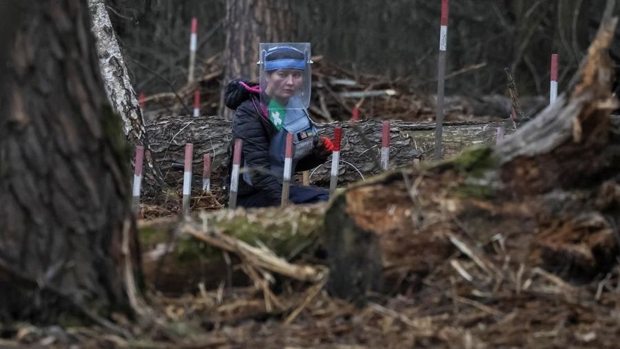 HALO Trust (Hazardous Area Life-support Organization), sebuah organisasi non-pemerintah kemanusiaan yang terutama bekerja untuk membersihkan ranjau darat dan alat peledak lainnya di desa Myrotske, wilayah Kyiv, Ukraina. (REUTERS/Gleb Garanich)