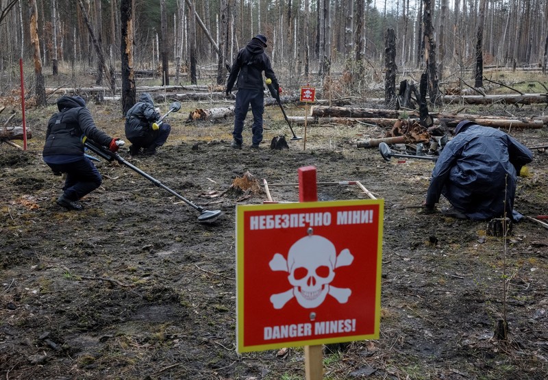 HALO Trust (Hazardous Area Life-support Organization), sebuah organisasi non-pemerintah kemanusiaan yang terutama bekerja untuk membersihkan ranjau darat dan alat peledak lainnya di desa Myrotske, wilayah Kyiv, Ukraina. (REUTERS/Gleb Garanich)
