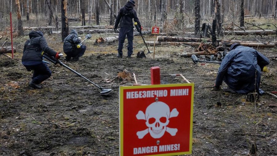 HALO Trust (Hazardous Area Life-support Organization), sebuah organisasi non-pemerintah kemanusiaan yang terutama bekerja untuk membersihkan ranjau darat dan alat peledak lainnya di desa Myrotske, wilayah Kyiv, Ukraina. (REUTERS/Gleb Garanich)