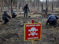 HALO Trust (Hazardous Area Life-support Organization), sebuah organisasi non-pemerintah kemanusiaan yang terutama bekerja untuk membersihkan ranjau darat dan alat peledak lainnya di desa Myrotske, wilayah Kyiv, Ukraina. (REUTERS/Gleb Garanich)