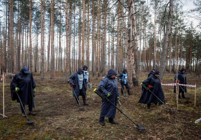 HALO Trust (Hazardous Area Life-support Organization), sebuah organisasi non-pemerintah kemanusiaan yang terutama bekerja untuk membersihkan ranjau darat dan alat peledak lainnya di desa Myrotske, wilayah Kyiv, Ukraina. (REUTERS/Gleb Garanich)