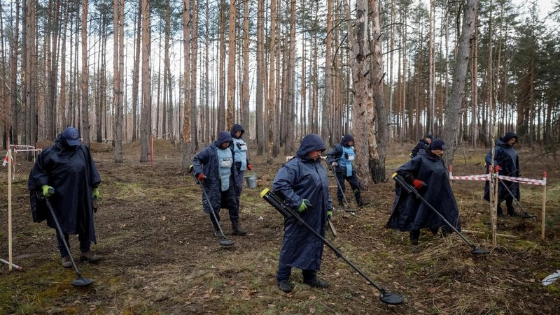 HALO Trust (Hazardous Area Life-support Organization), sebuah organisasi non-pemerintah kemanusiaan yang terutama bekerja untuk membersihkan ranjau darat dan alat peledak lainnya di desa Myrotske, wilayah Kyiv, Ukraina. (REUTERS/Gleb Garanich)