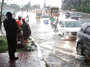 Drainase Tersumbat Sampah, Jalan di Sentul Bogor Terendam Banjir