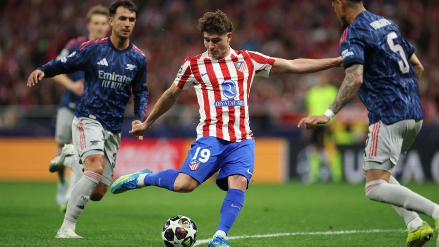 Julian Alvarez melepaskan tembakan ke gawang untuk Atletico Madrid saat menghadapi Arsenal pada leg pertama semifinal Liga Champions UEFA di Riyadh Air Metropolitano, Rabu (29/4/2026).