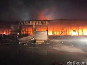 Ratusan Kios Pasar Kanjengan Semarang Hangus Terbakar
