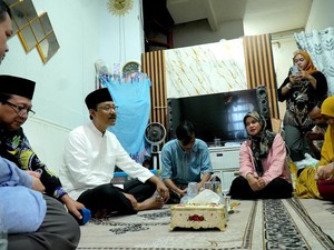 Gus Ipul Takziah ke Rumah Korban Kecelakaan Kereta Api di Bekasi