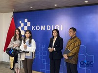 Menteri Komdigi, Meutya Hafid dalam konferensi pers, Kamis (30/4/2026).  (CNBC Indonesia/Novina)