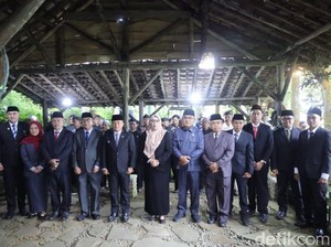Cara Tak Biasa Bupati Kuningan Lantik Pejabat di Gunung Ciremai