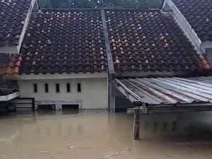 Perumahan Dinar Indah Semarang Banjir, Air Sampai Atap Rumah