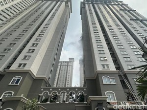 Asap Hitam Masih Mengepul di Apartemen Jakbar yang Terbakar