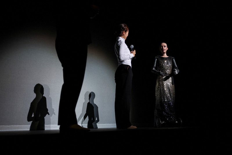 Robot humanoid Sophia tampil selama latihan bersama Orkestra Simfoni Universitas Baptis Hong Kong (HKBU) menjelang Konser Gala Tahunan 2026, di Hong Kong, Tiongkok, 29 April 2026. (REUTERS/Tyrone Siu)