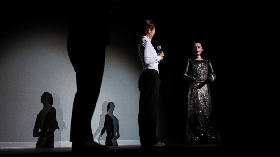 Robot humanoid Sophia ikut serta dalam latihan bersama Orkestra Simfoni Universitas Baptis Hong Kong (HKBU) menjelang Konser Gala Tahunan 2026, di Hong Kong, China, 29 April 2026.