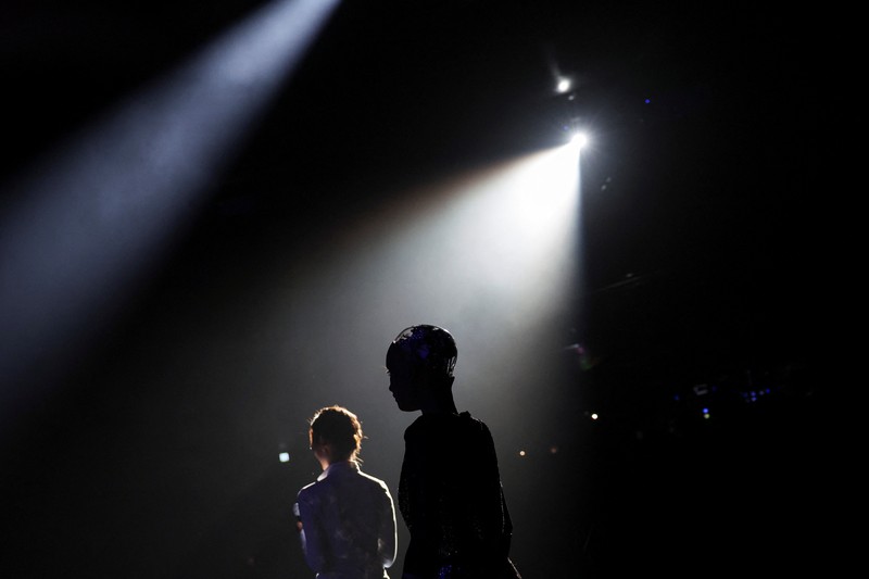 Robot humanoid Sophia tampil selama latihan bersama Orkestra Simfoni Universitas Baptis Hong Kong (HKBU) menjelang Konser Gala Tahunan 2026, di Hong Kong, Tiongkok, 29 April 2026. (REUTERS/Tyrone Siu)