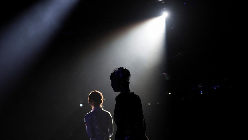 Robot humanoid Sophia ikut serta dalam latihan bersama Orkestra Simfoni Universitas Baptis Hong Kong (HKBU) menjelang Konser Gala Tahunan 2026, di Hong Kong, China, 29 April 2026.