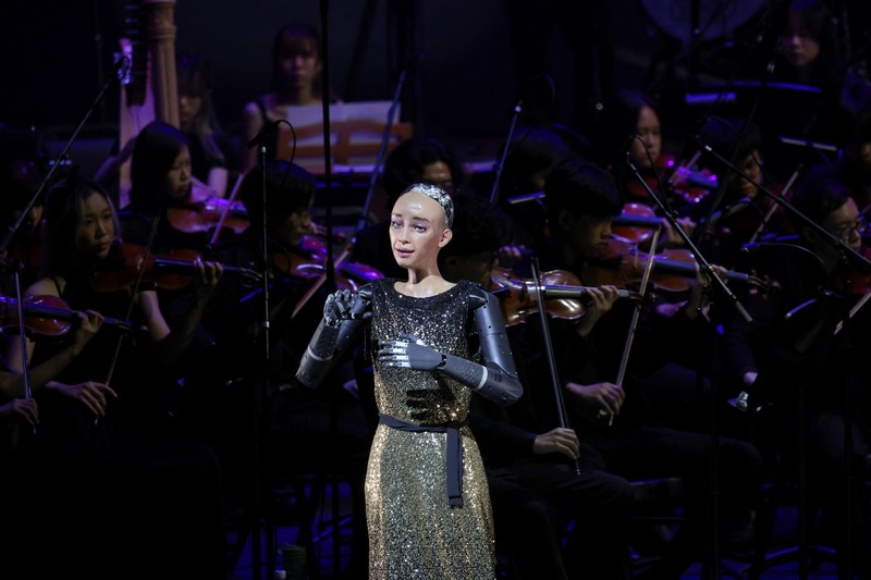 Robot humanoid Sophia tampil selama latihan bersama Orkestra Simfoni Universitas Baptis Hong Kong (HKBU) menjelang Konser Gala Tahunan 2026, di Hong Kong, Tiongkok, 29 April 2026. (REUTERS/Tyrone Siu)