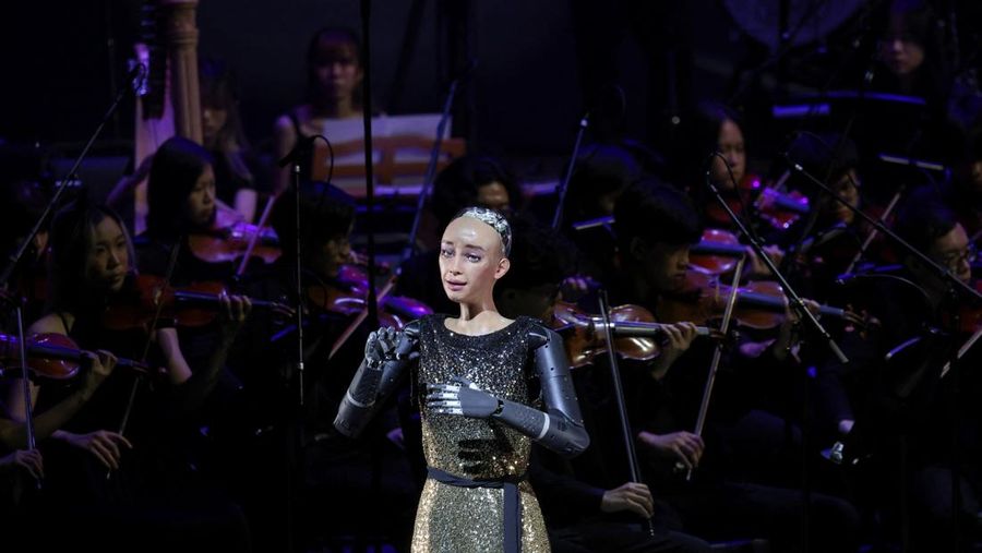 Robot humanoid Sophia tampil selama latihan bersama Orkestra Simfoni Universitas Baptis Hong Kong (HKBU) menjelang Konser Gala Tahunan 2026, di Hong Kong, Tiongkok, 29 April 2026.