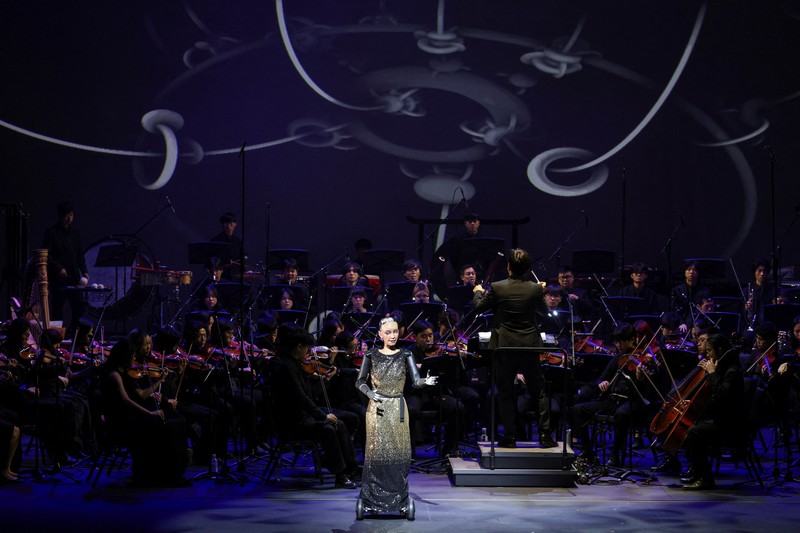 Robot humanoid Sophia tampil selama latihan bersama Orkestra Simfoni Universitas Baptis Hong Kong (HKBU) menjelang Konser Gala Tahunan 2026, di Hong Kong, Tiongkok, 29 April 2026. (REUTERS/Tyrone Siu)
