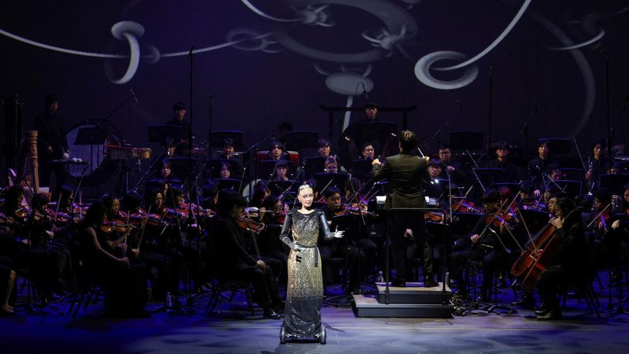 Robot humanoid Sophia tampil selama latihan bersama Orkestra Simfoni Universitas Baptis Hong Kong (HKBU) menjelang Konser Gala Tahunan 2026, di Hong Kong, Tiongkok, 29 April 2026. (REUTERS/Tyrone Siu)