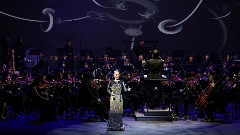 Robot humanoid Sophia tampil selama latihan bersama Orkestra Simfoni Universitas Baptis Hong Kong (HKBU) menjelang Konser Gala Tahunan 2026, di Hong Kong, Tiongkok, 29 April 2026. (REUTERS/Tyrone Siu)